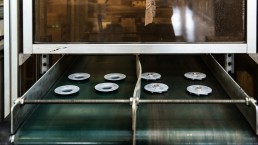 Co stampaggio di materiale plastico con inserti metallici
